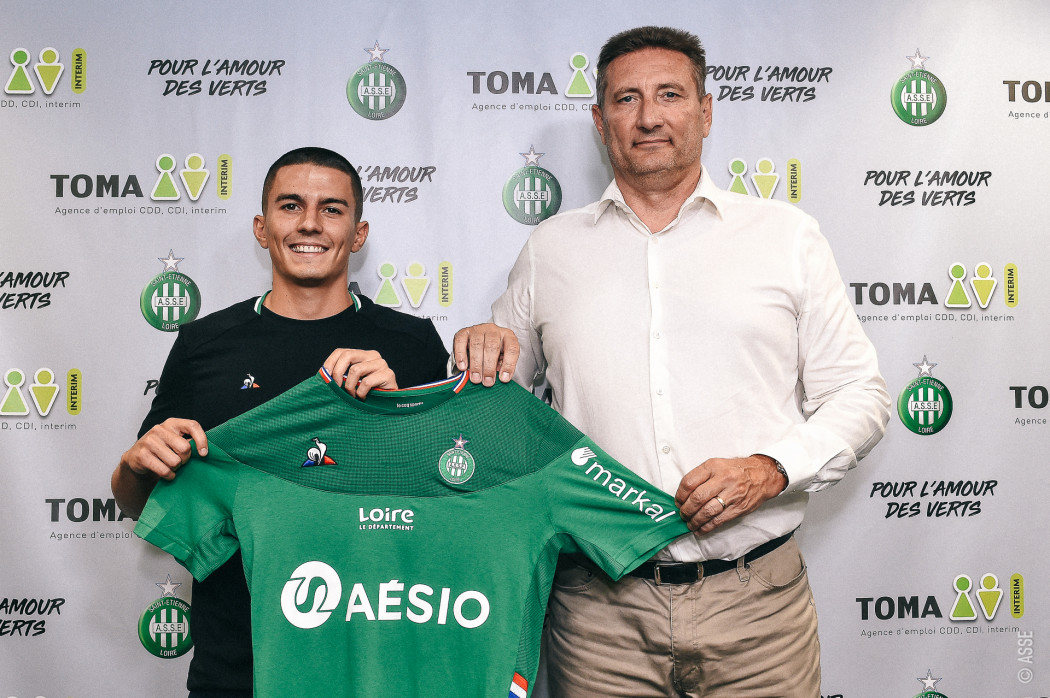 Sergi Palencia posa con la camiseta de su nuevo club.