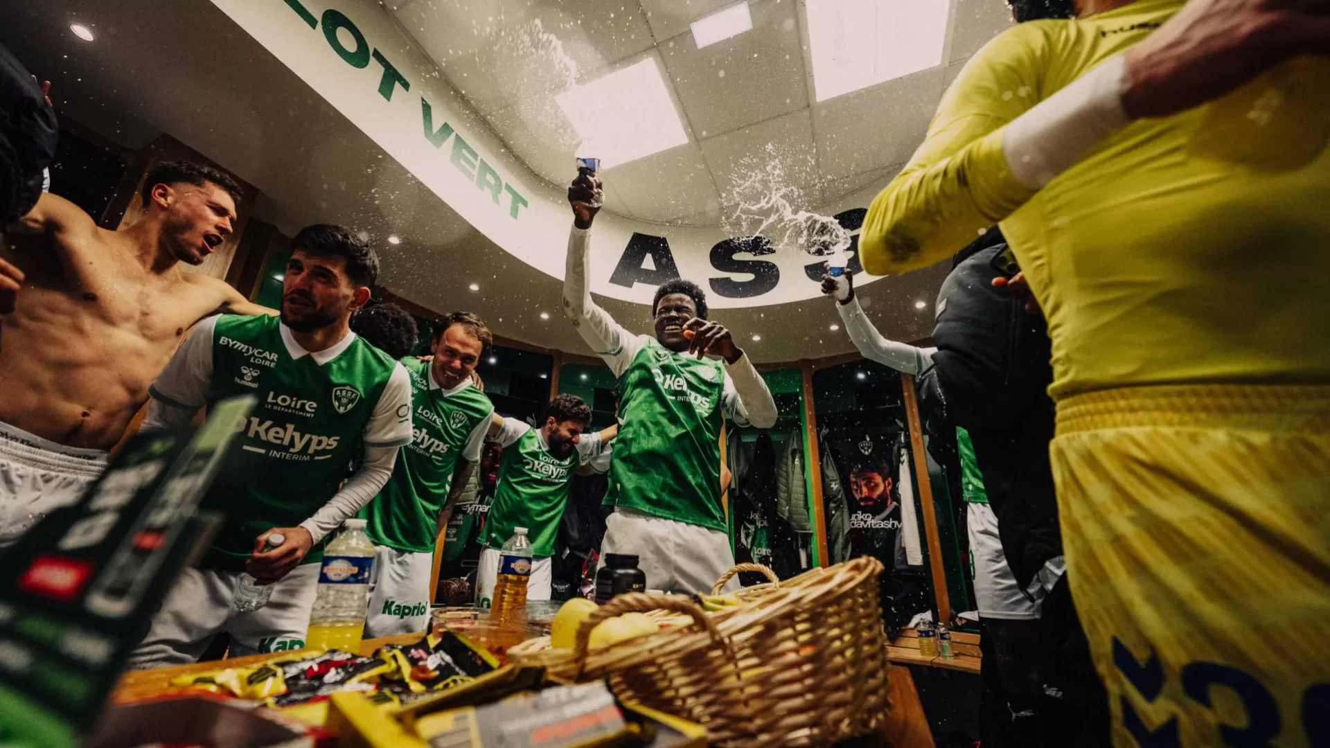 La joie du vestiaire apr&egrave;s Laval 🔥🎤💚