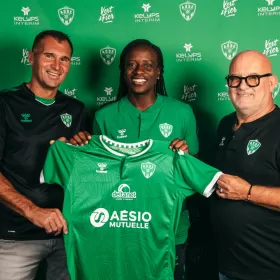 Yewande Balogun signe en Vert