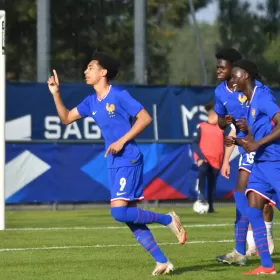 Un doublé de Djylian N'Guessan, la France en demi