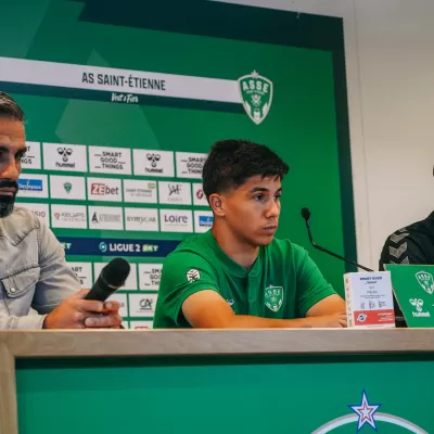 Laurent Batlles, Loïc Perrin et Benjamin Bouchouari devant la presse