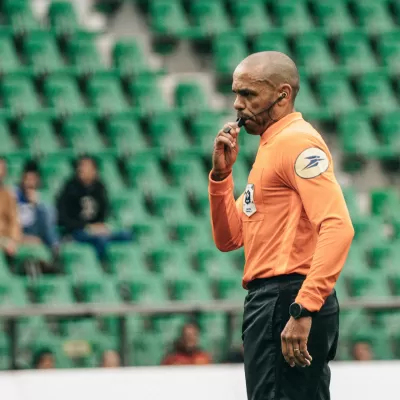 Ga&euml;l Angoula au sifflet