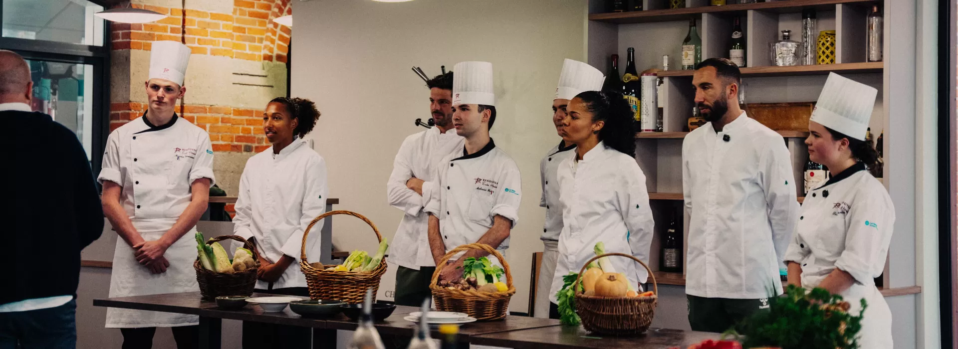 Joueurs et joueuses de l'ASSE se d&eacute;fient avec Michel Troisgros pour la soupe C&oelig;ur-Vert !