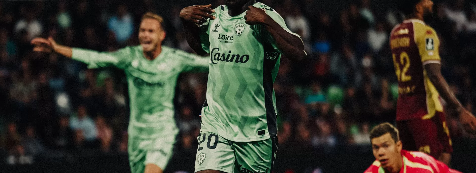 Rejoints en fin de match, les Verts restent leaders